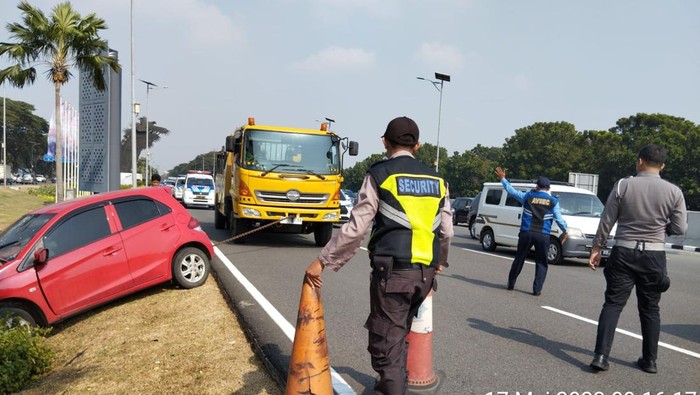 Mobil Honda Brio nyelonong ke taman pembatas jalan di kawasan Bandara Soekarno-Hatta, Rabu (17/5/2023) pagi tadi.