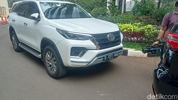 Mobil Johnny G Plate digeledah. (Adrial/detikcom)