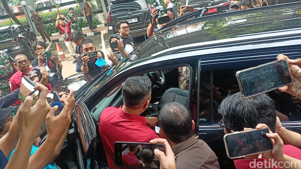 Mobil Johnny G Plate digeledah. (Adrial/detikcom)