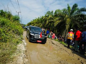 Penampakan Mobil Ditumpangi Jokowi Jajal Jalan Rusak di Labura