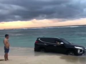 Lho Lho, Kok Ada Mobil Pajero Nyasar Sampai Masuk ke Pantai Bali?