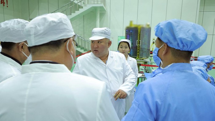 Momen Kim Jong Un Ajak Putrinya Melihat Pusat Satelit Pengintai Korut North Korean leader Kim Jong Un and his daughter Kim Ju Ae meet with members of the Non-permanent Satellite Launch Preparatory Committee, as he inspects the country's first military reconnaissance satellite, in Pyongyang, North Korea May 16, 2023, in this image released by North Korea's Korean Central News Agency on May 17, 2023. KCNA via REUTERS ATTENTION EDITORS - THIS IMAGE WAS PROVIDED BY A THIRD PARTY. REUTERS IS UNABLE TO INDEPENDENTLY VERIFY THIS IMAGE. NO THIRD PARTY SALES. SOUTH KOREA OUT. NO COMMERCIAL OR EDITORIAL SALES IN SOUTH KOREA.