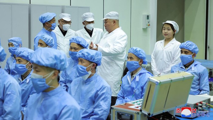 Momen Kim Jong Un Ajak Putrinya Melihat Pusat Satelit Pengintai Korut North Korean leader Kim Jong Un and his daughter Kim Ju Ae meet with members of the Non-permanent Satellite Launch Preparatory Committee, as he inspects the country's first military reconnaissance satellite, in Pyongyang, North Korea May 16, 2023, in this image released by North Korea's Korean Central News Agency on May 17, 2023. KCNA via REUTERS ATTENTION EDITORS - THIS IMAGE WAS PROVIDED BY A THIRD PARTY. REUTERS IS UNABLE TO INDEPENDENTLY VERIFY THIS IMAGE. NO THIRD PARTY SALES. SOUTH KOREA OUT. NO COMMERCIAL OR EDITORIAL SALES IN SOUTH KOREA.