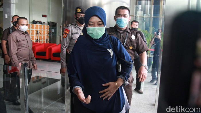 Momen Wagub Lampung Dimintai Keterangan 4 Jam Oleh KPK Wagub Lampung Chusnunia Chalim jalani klarifikasi terkait Laporan Harta Kekayaan Penyelenggara Negara (LHKPN) di KPK. Chusnunia dimintai klarifikasi selama 4 jam.