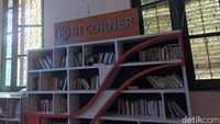 Untuk mencari tau berbagai kain dan tekstil lebih dalam, di sini ada ruang perputakaan dan spot baca buku. Untuk buku umum ada di Ruang Kids Zone, tapi untuk buku terkait tekstil ada di ruang perpustakaan. (Weka Kanaka/detikcom)