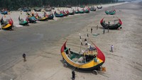 Puluhan nelayan setempat tidak melaut selama beberapa hari akibat dampak siklon Mocha di wilayah pesisir Myanmar.  