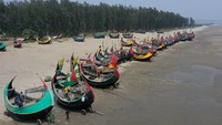 Kapal nelayan terlihat di pesisir pantai di Coxs Bazar, Bangladesh, Senin (16/5/2023).  