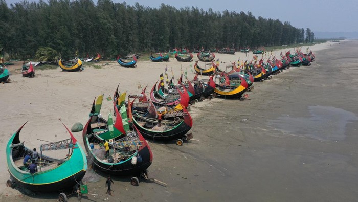 Nelayan di Bangladesh Puasa Melaut Imbas Topan di Myanmar COX'S BAZAR, BANGLADESH - MAY 16: Fishermen return from fishing on May 16, 2023 in Cox's Bazar, Bangladesh. Due to safety reasons fishermen didn't go to sea for fishing during cyclone Mocha affected in the coastal areas for a few days. Sunday's super Cyclone Mocha killed several hundred Rohingya in western MyanmarΓ’s Rakhine state, according to multiple Rohingya sources. (Photo by Zakir Hossain Chowdhury/Anadolu Agency via Getty Images)