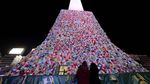 Obelisk Argentina Diselimuti Plastik Saat Hari Daur Ulang Sedunia