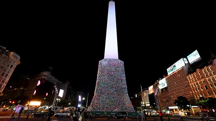 Obelisk Argentina Diselimuti Plastik Saat Hari Daur Ulang Sedunia General view of the Obelisk covered with plastic bags as part of an artistic intervention on the eve of World Recycling Day in Buenos Aires, taken on May 16, 2023. (Photo by Luis ROBAYO / AFP) (Photo by LUIS ROBAYO/AFP via Getty Images)