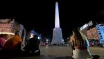 Obelisk Argentina Diselimuti Plastik Saat Hari Daur Ulang Sedunia