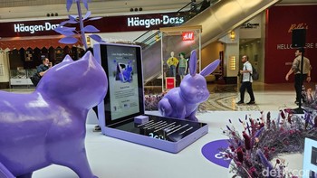 Di sini ada patung kucing dan kelinci yang menggambarkan fitur Pets di layar depan Oppo Find N2 Flip. Foto: Adi Fida Rahman/detikINET