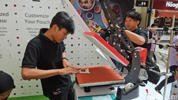 Setiap pembeli Oppo Find N2 Flip dapat mencetak pouch yang bisa dikostomiasi. Foto: Adi Fida Rahman/detikINET