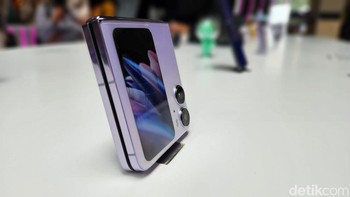 Pengunjung bisa menjajal kemampuan Oppo Find N2 Flip. Foto: Adi Fida Rahman/detikINET