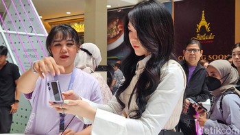 Selain itu pengunjung dapat menjajal kemampuan lipatan Find N2 Flip. Foto: Adi Fida Rahman/detikINET