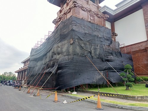 Ornamen di sisi selatan gedung Balai Budaya Giri Nata Mandala Puspem Badung yang ambrol. (Foto Agus Eka/detikBali)