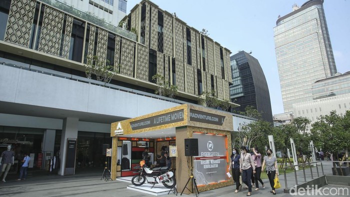 Produk outdoor asal Bandung Eiger menggelar pameran produk-produk outdoor ramah lingkungan di halaman Sarinah. Yuk, intip foto-fotonya.