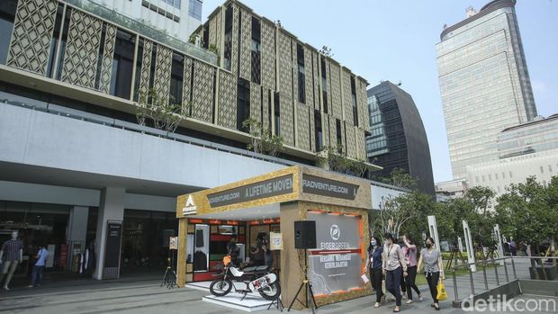Produk outdoor asal Bandung Eiger menggelar pameran produk-produk outdoor ramah lingkungan di halaman Sarinah. Yuk, intip foto-fotonya.