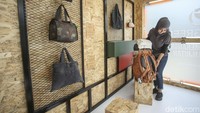 Petugas merapikan produk tas ramah lingkungan di Sarinah, Jakarta, Rabu (17/5/2023).