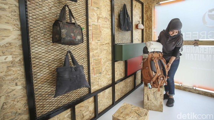 Pameran Produk Outdoor Ramah Lingkungan di Sarinah Produk outdoor asal Bandung Eiger menggelar pameran produk-produk outdoor ramah lingkungan di halaman Sarinah. Yuk, intip foto-fotonya.
