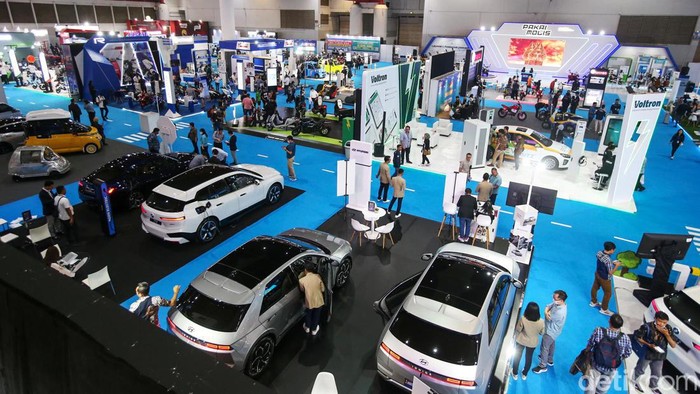 Perkumpulan Industri Kendaraan Listrik Indonesia (Periklindo) menyelenggarakan pameran kendaraan listrik Periklindo Electric Vehicle Show (PEVS) 2023 yang berlangsung di JIExpo Kemayoran, Jakarta, Rabu (17/5/2023). Pameran yang merupakan kedua kalinya diselenggarakan ini ini berlangsung pada 17-21 Mei 2023.