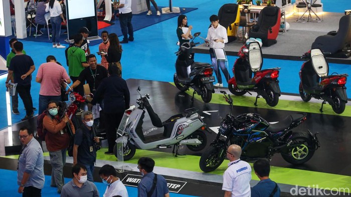 Pemeran Kendaraan Listrik PEVS 2023 Perkumpulan Industri Kendaraan Listrik Indonesia (Periklindo) menyelenggarakan pameran kendaraan listrik Periklindo Electric Vehicle Show (PEVS) 2023 yang berlangsung di JIExpo Kemayoran, Jakarta, Rabu (17/5/2023). Pameran yang merupakan kedua kalinya diselenggarakan ini ini berlangsung pada 17-21 Mei 2023.
