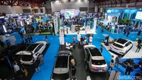 Perkumpulan Industri Kendaraan Listrik Indonesia (Periklindo) menyelenggarakan pameran kendaraan listrik Periklindo Electric Vehicle Show (PEVS) 2023 yang berlangsung di JIExpo Kemayoran, Jakarta, Rabu (17/5/2023). Pameran kendaraan listrik ini berlangsung pada 17-21 Mei 2023.