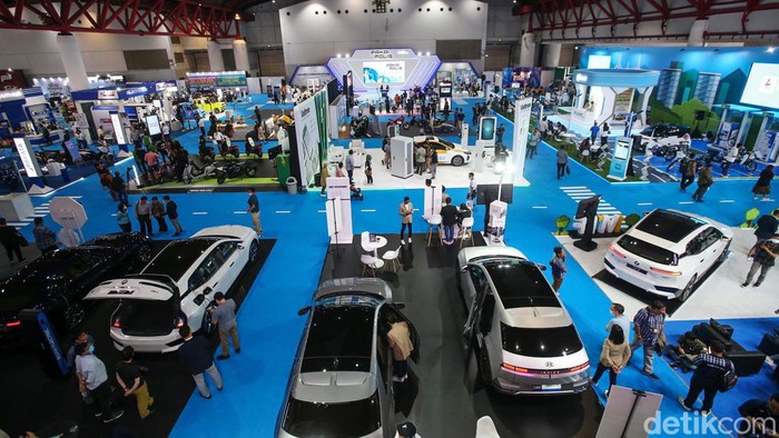 Pemeran Kendaraan Listrik PEVS 2023 Perkumpulan Industri Kendaraan Listrik Indonesia (Periklindo) menyelenggarakan pameran kendaraan listrik Periklindo Electric Vehicle Show (PEVS) 2023 yang berlangsung di JIExpo Kemayoran, Jakarta, Rabu (17/5/2023). Pameran yang merupakan kedua kalinya diselenggarakan ini ini berlangsung pada 17-21 Mei 2023.