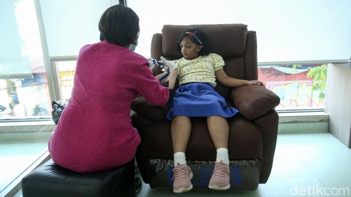 Program Batik Pelangi memberikan layanan bagi penderita penyakit langka dengan menyediakan pemeriksaan genetik gratis. Kegiatan itu berlangsung di Gedung Genomic Hub, Jakarta.