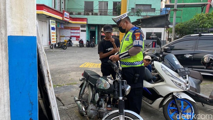 Pemuda di Depok kedapatan membawa motor tanpa STNK dan TNKB. Pemuda itu juga tidak pakai helm saat melintas di Jalan Margonda, Depok, Rabu (17/5/2023).