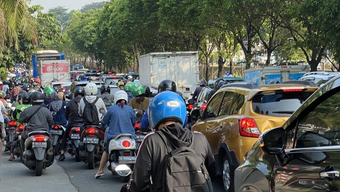 Penampakan macet di Jalan TB Simatupang