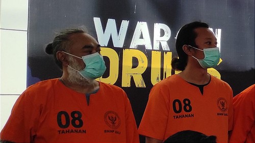 Pengelola restoran berinisial PI (38) dan desainer grafis berinisial TJ (52) dihadirkan saat konferensi pers di BNNP Bali, Selasa (16/5/2023). (I Wayan Sui Suadnyana/detikBali)