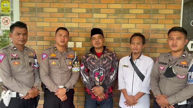 Pengurus Pemuda Pancasila PAC Rancabungur, Kabupaten Bogor, Herman Armin (tengah) buka suara soal viral pria palak sopir.