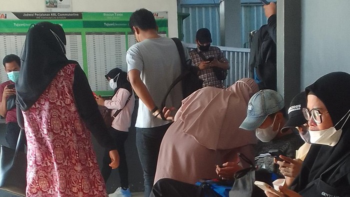 Penumpang menumpuk di Stasiun Tenjo, menunggu rangkaian KRL Rangkasbitung-Tanah Abang yang terlambat akibat adanya truk mogok di perlintasan kereta, Rabu (17/5/2023).