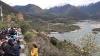 Sejumlah wisatawan berpose dengan latar belakang pemandangan Yarlung Zangbo Grand Canyon di Kabupaten Nyingchi, Daerah Otononomi Tibet, China, Selasa (16/5/2023). (ANTARA FOTO/M. Irfan Ilmie)  