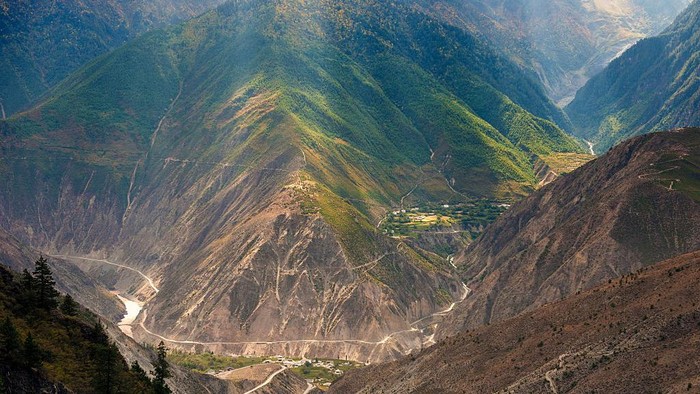 Pesona Grand Canyon Tibet, Ngarai Terdalam di Dunia DEQIN, YUNNAN, CHINA - 2014/10/10: Vineyards cling to the steep slopes of the Mekong River valley, here also known as the Mekong Grand Canyon, in northern Yunnan. Partly prompted by the old aphorism, the vines must suffer to make great wine, and partly by the governments marketing campaign to reinvent DΓͺqΓͺn as the fictional Shangri-La, wine business 3000 plus meter DΓͺqΓͺn is booming. (Photo by Leisa Tyler/LightRocket via Getty Images)