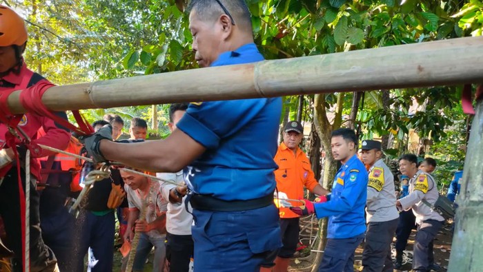 Petugas gabungan mengevakuasi jasad nenek yang tewas setelah jatuh ke dalam sumur di Desa Sumingkir, Kutasari, Purbalingga, Rabu (17/5/2023).