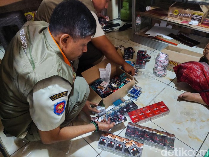 Petugas gabungan menyita rokok ilegal di Cimahi