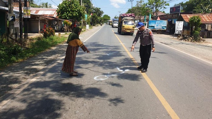 Polisi melakukan olah TKP lakalantas di Tanah Laut, Kalimantan Selatan.
