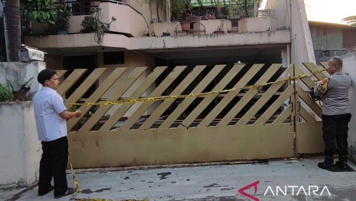 Polisi membuka rumah yang digembok paksa di Duren Sawit, Jakarta Timur