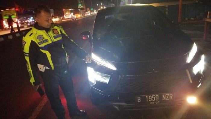 Polisi mengamankan mobil Expander yang terlibat kecelakaan di Penggung, Klaten.