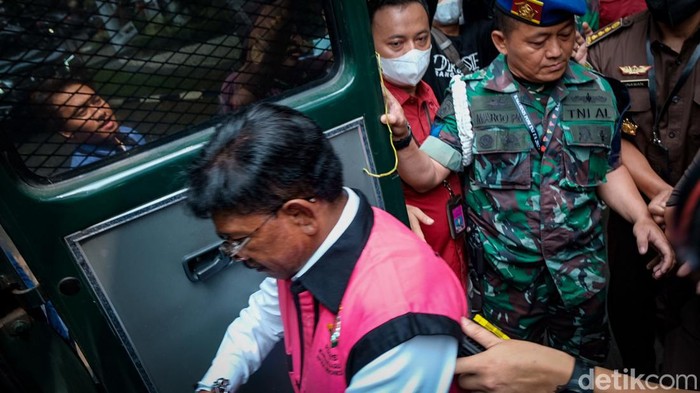 Menteri Komunikasi dan Informatika, Johnny G Plate ditahan Kejagung. Johnny ditahan terkait kasus dugaan korupsi proyek BTS yang diduga merugikan negara Rp 8 triliun, Rabu (17/5/2023).