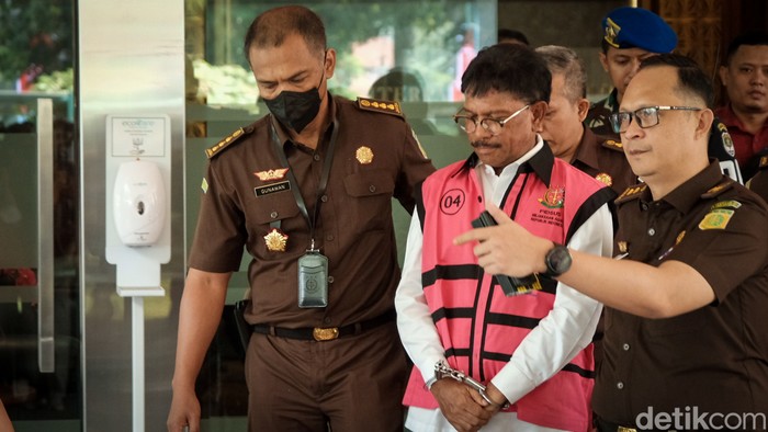 Menteri Komunikasi dan Informatika, Johnny G Plate ditahan Kejagung. Johnny ditahan terkait kasus dugaan korupsi proyek BTS yang diduga merugikan negara Rp 8 triliun, Rabu (17/5/2023).
