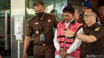 Potret Menkominfo Johnny G Plate Diborgol dan Berompi Tahanan