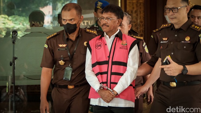 Menteri Komunikasi dan Informatika, Johnny G Plate ditahan Kejagung. Johnny ditahan terkait kasus dugaan korupsi proyek BTS yang diduga merugikan negara Rp 8 triliun, Rabu (17/5/2023).