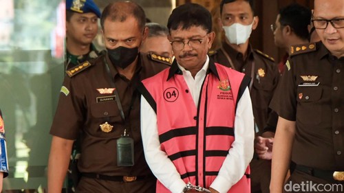 Menteri Komunikasi dan Informatika, Johnny G Plate ditahan Kejagung. Johnny ditahan terkait kasus dugaan korupsi proyek BTS yang diduga merugikan negara Rp 8 triliun, Rabu (17/5/2023).