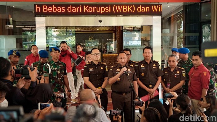 Menteri Komunikasi dan Informatika, Johnny G Plate ditahan Kejagung. Johnny ditahan terkait kasus dugaan korupsi proyek BTS yang diduga merugikan negara Rp 8 triliun, Rabu (17/5/2023).