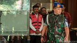 Potret Menkominfo Johnny G Plate Diborgol dan Berompi Tahanan