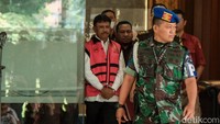 Pantauan detikcom di Gedung Kejagung, Jakarta Selatan, Rabu (17/5/2023), Johnny G Plate terlihat menggunakan rompi tahanan Kejagung warna merah muda.  