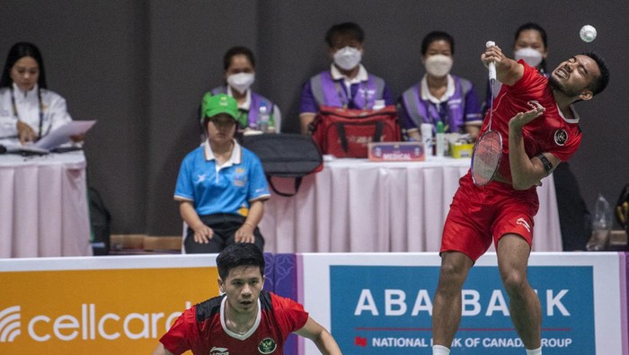 Pramudya-Yeremia Raih Emas SEA Games 2023 Pebulu tangkis ganda putra Indonesia Pramudya Kusumawardana Riyanto (kanan) dan Yeremia Erich Yoche Yacob (kiri) meluapkan kegembiraan usai meraih poin saat melawan pebulu tangkis Thailand Peeratchai Sukphun dan Pakkapon Teeraratsakul pada pertandingan final bulu tangkis ganda putra SEA Games 2023 di Badminton Hall, Morodoc Techo National Stadium, Phnom Penh, Kamboja, Selasa (16/5/2023). Pramudya Kusumawardana dan Yeremia Erich Yoche berhasil meraih medali emas seusai mengalahkan tim ganda putra Thailand dengan skor 21-17 dan 21-19. ANTARA FOTO/M Agung Rajasa/foc.